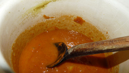 Polévka z růžovek (masáků), cibulo-papriková jíška