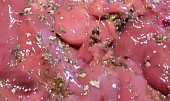 Rožnovská jehla pod mozzarellovou dekou, kachní játra hustě posypaná majoránkou