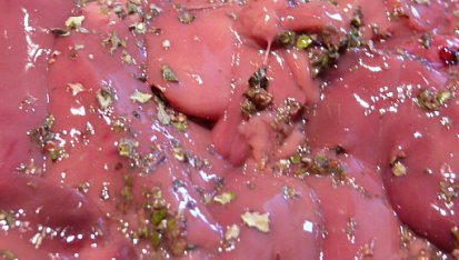 Rožnovská jehla pod mozzarellovou dekou, kachní játra hustě posypaná majoránkou