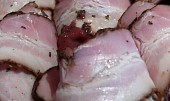 Rožnovská jehla pod mozzarellovou dekou, játra zabalená v anglické slanině
