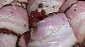 Rožnovská jehla pod mozzarellovou dekou, játra zabalená v anglické slanině