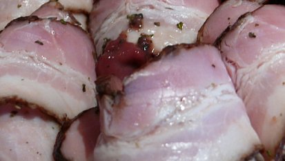 Rožnovská jehla pod mozzarellovou dekou, játra zabalená v anglické slanině