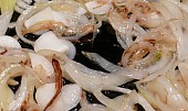 Rožnovská jehla pod mozzarellovou dekou, cibulka dorůžova s rozvoněným česnekem