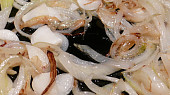 Rožnovská jehla pod mozzarellovou dekou, cibulka dorůžova s rozvoněným česnekem