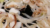 Rožnovská jehla pod mozzarellovou dekou, cibulka dorůžova s rozvoněným česnekem