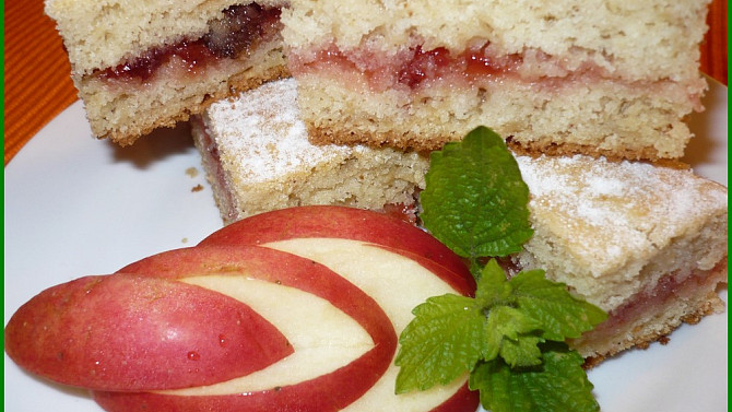 Rychlý  jablkový  koláč, Moučník je rozkrojený a potřený marmeládou,navíc v těstě rozinky a trochu skořice