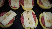 Salámovo - sýrové pečené půlky,  předu upečením
