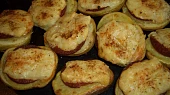 Salámovo - sýrové pečené půlky,  po upečení