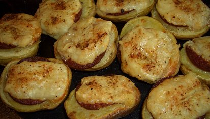 Salámovo - sýrové pečené půlky,  po upečení