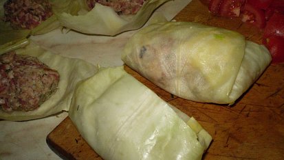 Sarma-zelné závitky s masem, ...děláme závitky...
