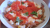 Špagety s rajčatovou omáčkou, S mozzarellou