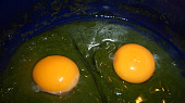 Špenátové placičky, ... vejce dáme do vychladlého špenátu ...