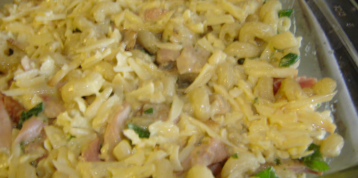 Těstoviny s pečenými žampiony a uzeným kuřecím (zalité smetanou s vejcem a sýrem)
