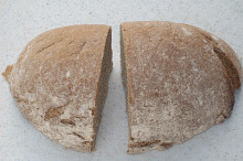 Překrojená patka chleba