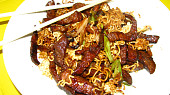 Wok - smazene hovezi s mladou cibulkou