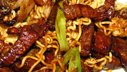 Wok - smazene hovezi s mladou cibulkou