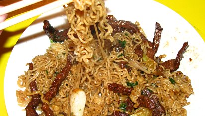 Wok - smazene hovezi s mladou cibulkou