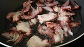 Žampionová pochoutka, ...slanina na pánvi...