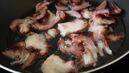 Žampionová pochoutka, ...slanina na pánvi...