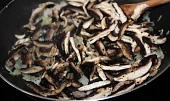 Žampionová pochoutka, ...restování žampionů...