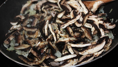 Žampionová pochoutka, ...restování žampionů...