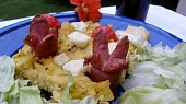 Zapečená polenta se sýrem a klobáskami
