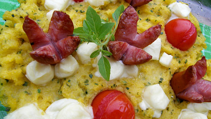 Zapečená polenta se sýrem a klobáskami