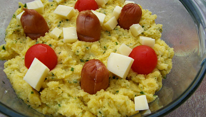 Zapečená polenta se sýrem a klobáskami