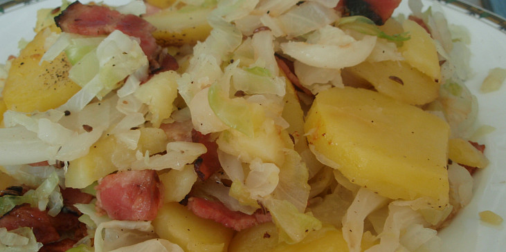 Zapečené brambory s hlávkovým zelím 