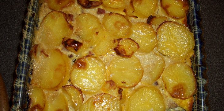 Zapečené brambory s uzeným masem a smetanou