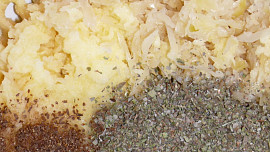 Zelové placičky s panenkou v sýrovém krému