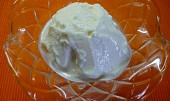 Zmrzlina z kysaného vanilkového nápoje (Hotová zmrzlina před dozdobením.)