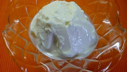 Zmrzlina z kysaného vanilkového nápoje, Hotová zmrzlina před dozdobením.