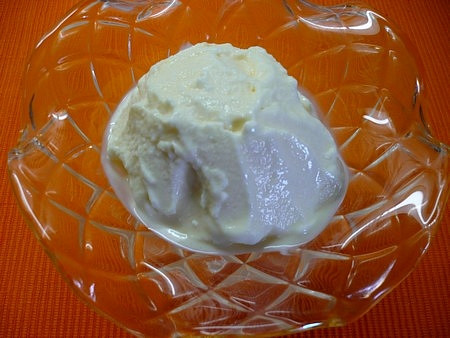 Zmrzlina z kysaného vanilkového nápoje, Hotová zmrzlina před dozdobením.
