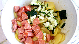 Bramborový salát s klobásou