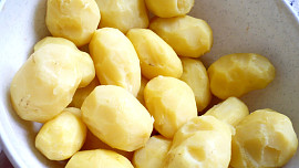 Brambory zabalené v šunce