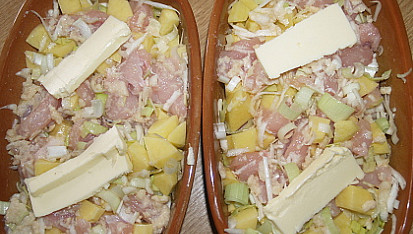Brambory zapečené s kuřecím masem, zapečené brambory s kuřetem
