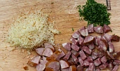 Česnekačka od miláčka, uzený sýr, zelená petrželka, domácí klobás a šunkový kabanos