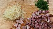 Česnekačka od miláčka, uzený sýr, zelená petrželka, domácí klobás a šunkový kabanos