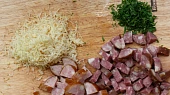 Česnekačka od miláčka, uzený sýr, zelená petrželka, domácí klobás a šunkový kabanos