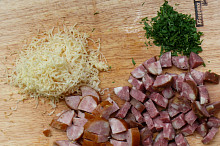 uzený sýr, zelená petrželka, domácí klobás a šunkový kabanos
