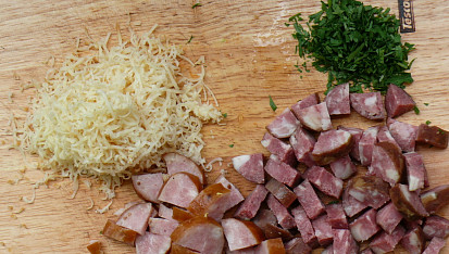 Česnekačka od miláčka, uzený sýr, zelená petrželka, domácí klobás a šunkový kabanos