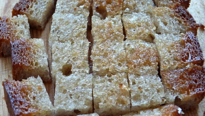 Česnekačka od miláčka, nakrájená topinka