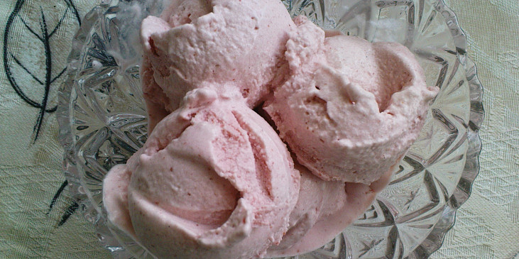DIA jogurtovojahodová zmrzlina