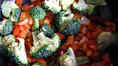Divoká rýže se zeleninou, brokolice před dušením