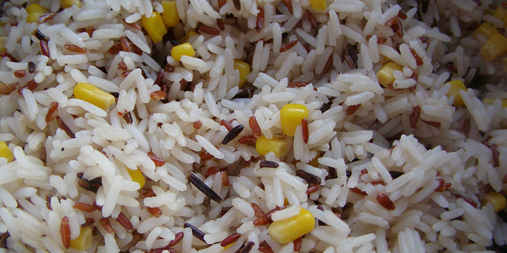 udušená rýže s kukuřicí