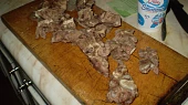 Dřevařská polévka, vepřové kosti, vyndané z vývaru
