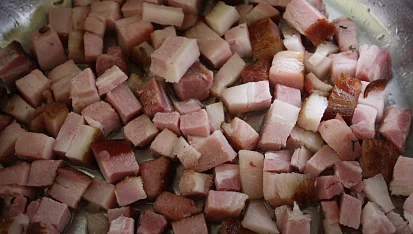 Fazolový hrnec, ...restování masa...