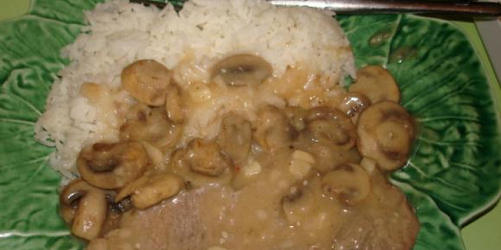 Houbová omáčka s masem a rýží