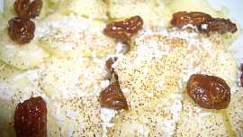 Jablečná pizza se sekanými ořechy